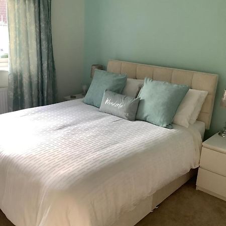 Private Room, Shared Bathroom With One Other, Tea And Coffee Making Facilities, Mini Fridge And Hairdryer, King Sized Bed With Help Yourself Continental Breakfast In Secluded Modern Property With Parking 본머스 외부 사진