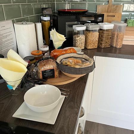 Private Room, Shared Bathroom With One Other, Tea And Coffee Making Facilities, Mini Fridge And Hairdryer, King Sized Bed With Help Yourself Continental Breakfast In Secluded Modern Property With Parking 본머스 외부 사진