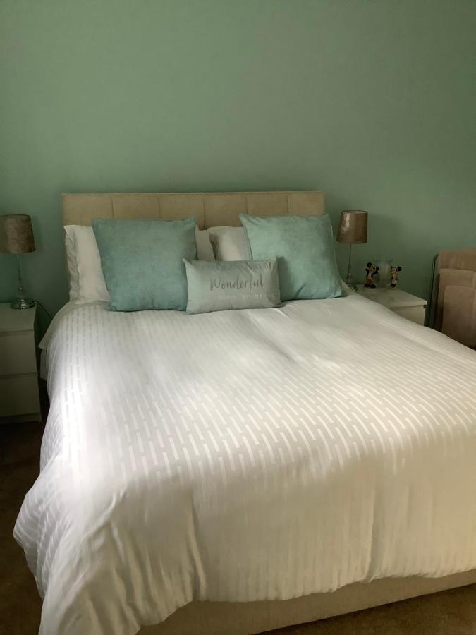 Private Room, Shared Bathroom With One Other, Tea And Coffee Making Facilities, Mini Fridge And Hairdryer, King Sized Bed With Help Yourself Continental Breakfast In Secluded Modern Property With Parking 본머스 외부 사진