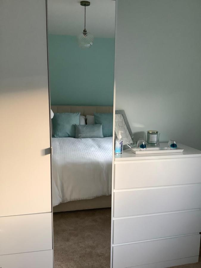 Private Room, Shared Bathroom With One Other, Tea And Coffee Making Facilities, Mini Fridge And Hairdryer, King Sized Bed With Help Yourself Continental Breakfast In Secluded Modern Property With Parking 본머스 외부 사진