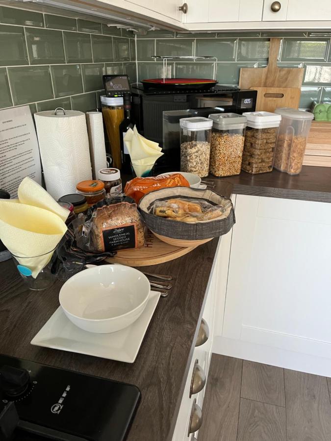 Private Room, Shared Bathroom With One Other, Tea And Coffee Making Facilities, Mini Fridge And Hairdryer, King Sized Bed With Help Yourself Continental Breakfast In Secluded Modern Property With Parking 본머스 외부 사진