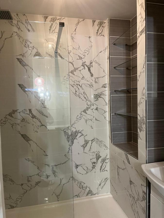 Private Room, Shared Bathroom With One Other, Tea And Coffee Making Facilities, Mini Fridge And Hairdryer, King Sized Bed With Help Yourself Continental Breakfast In Secluded Modern Property With Parking 본머스 외부 사진