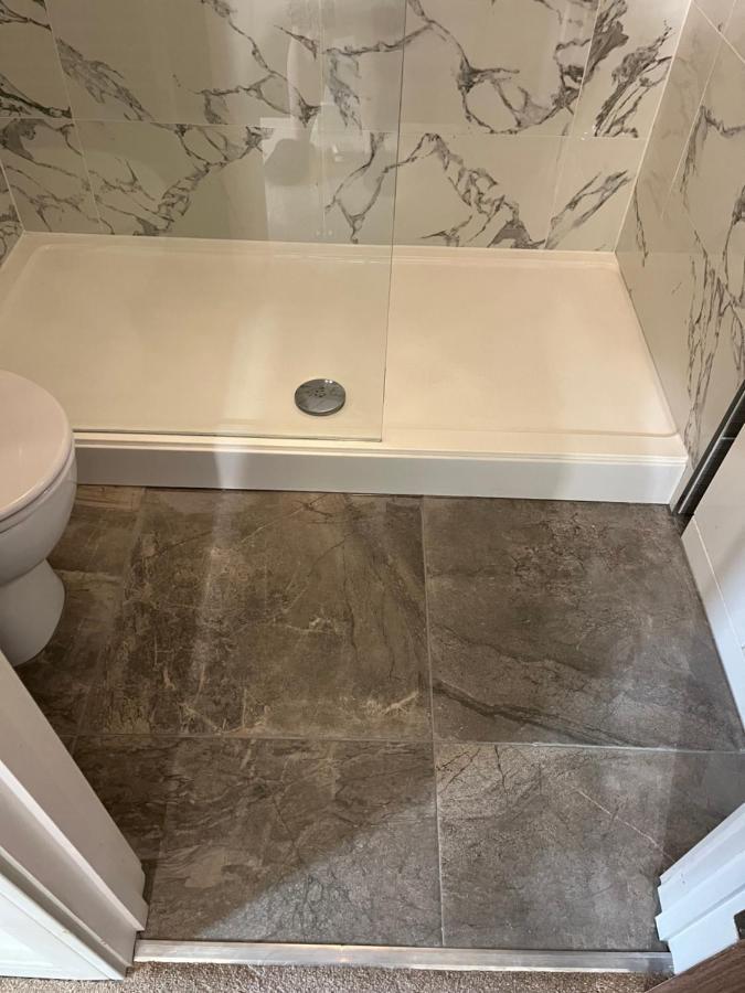 Private Room, Shared Bathroom With One Other, Tea And Coffee Making Facilities, Mini Fridge And Hairdryer, King Sized Bed With Help Yourself Continental Breakfast In Secluded Modern Property With Parking 본머스 외부 사진